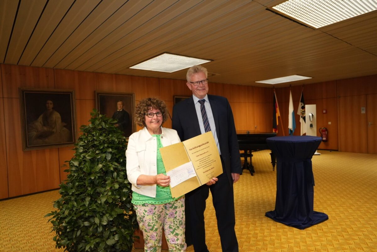 Oberbürgermeister Thomas Ebersberger überreichte den Sozialpreis an die Vorsitzende der Tafel Bayreuth e.V. Ingrid Heinritzi-Martin. Foto: Stadt Bayreuth