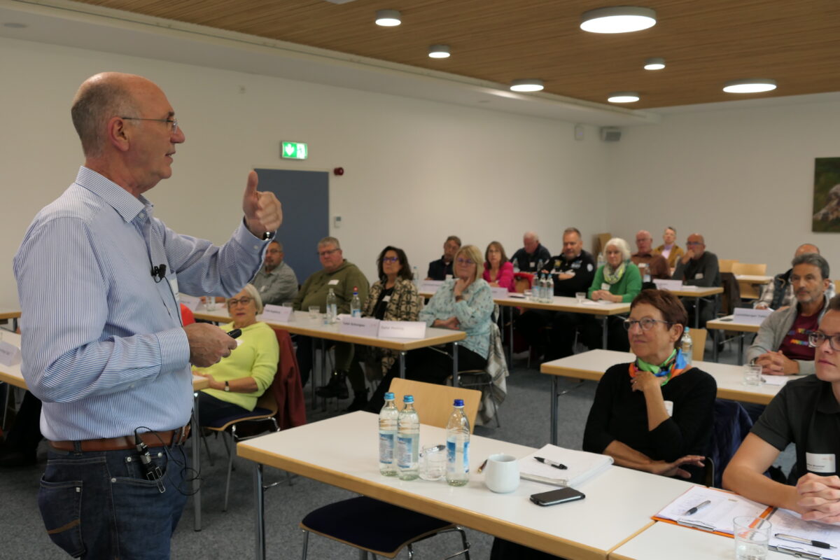 Peter Zilles, 1. Vorsitzender Tafel Bayern e.V. im Austausch mit Vertreterinnen und Vertretern unserer Mitgliedstafeln. Foto: Gerd Kermer